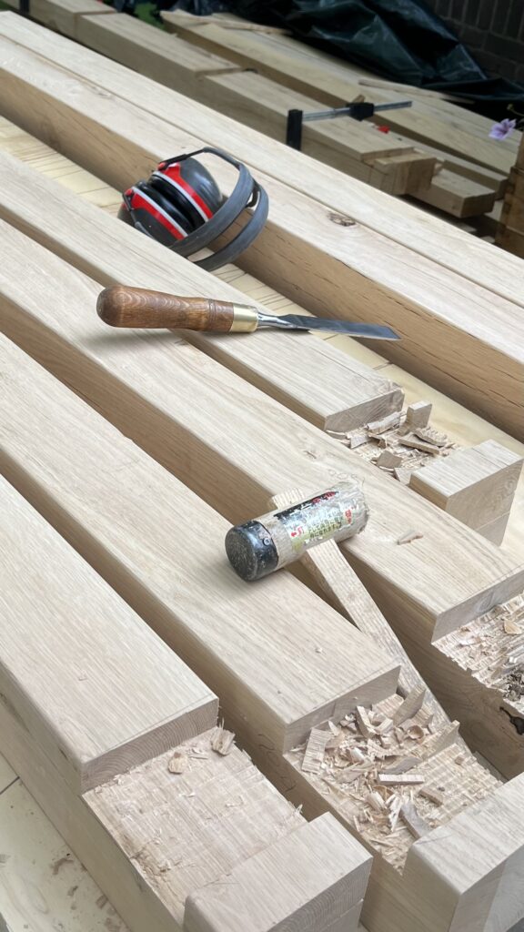 ruwe balken worden bewerkt